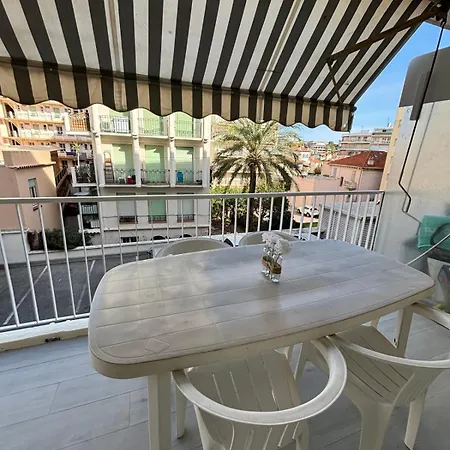 Les Pins In The Heart Of Town With Its Merchants Juan-les-Pins